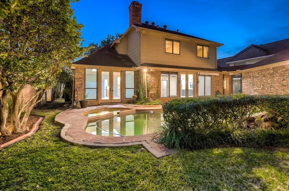 2 Hickory Shadows Dr, Houston TX  77055-6739 exterior