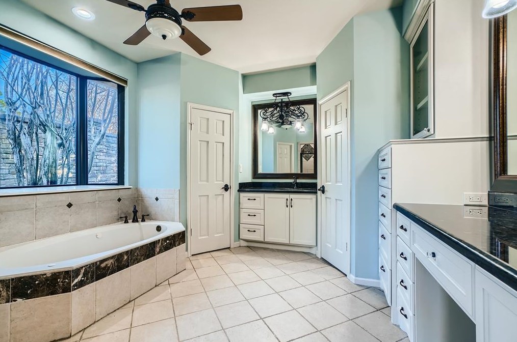 2 Hickory Shadows Dr, Houston TX  77055-6739 exterior
