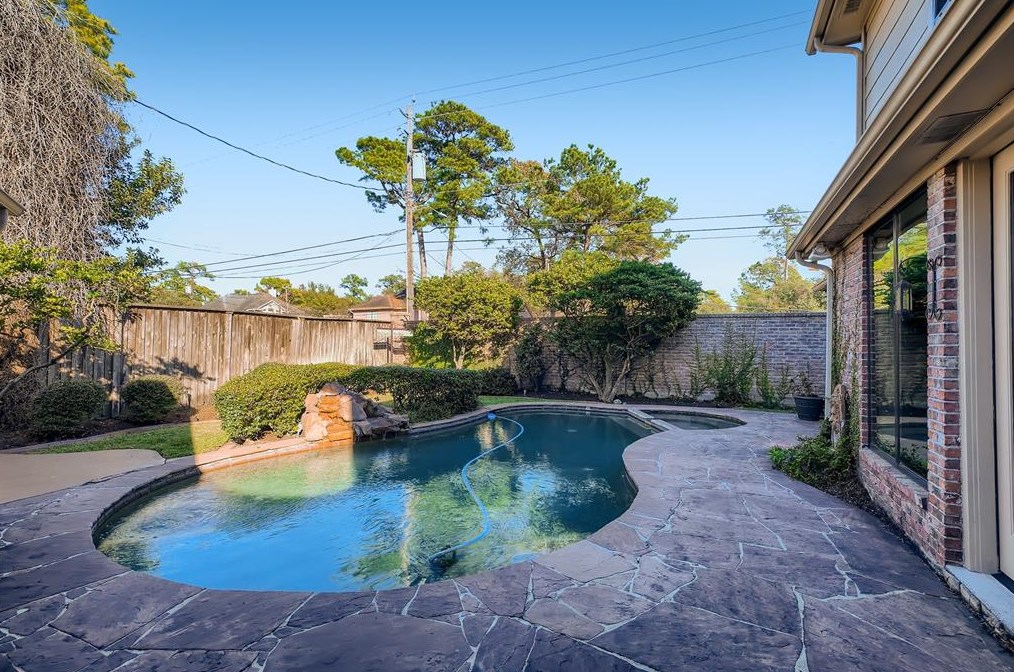 2 Hickory Shadows Dr, Houston TX  77055-6739 exterior