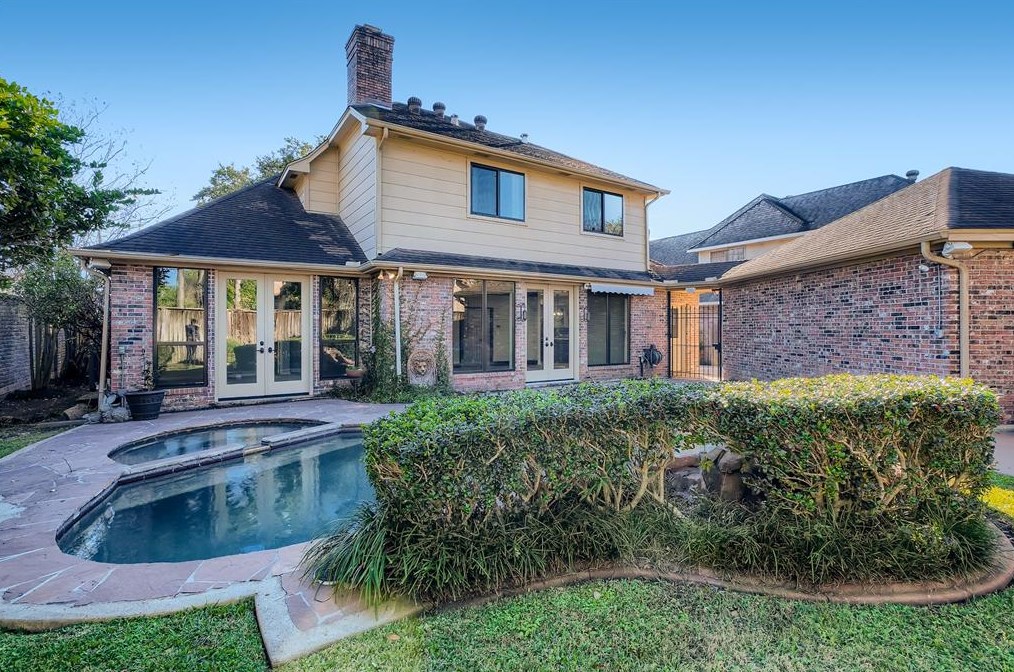 2 Hickory Shadows Dr, Houston TX  77055-6739 exterior