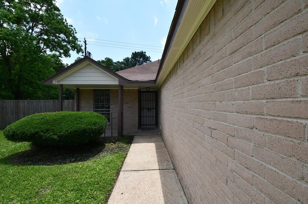 12934 Crystal Cove Dr, Houston TX  77044-1802 exterior
