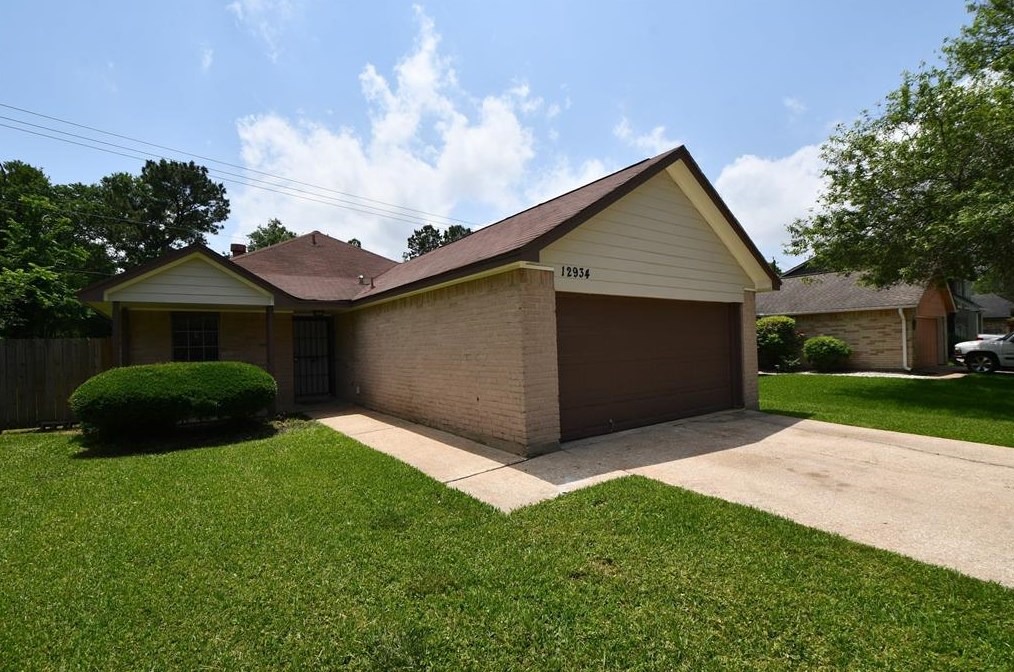 12934 Crystal Cove Dr, Houston, TX 77044-1802