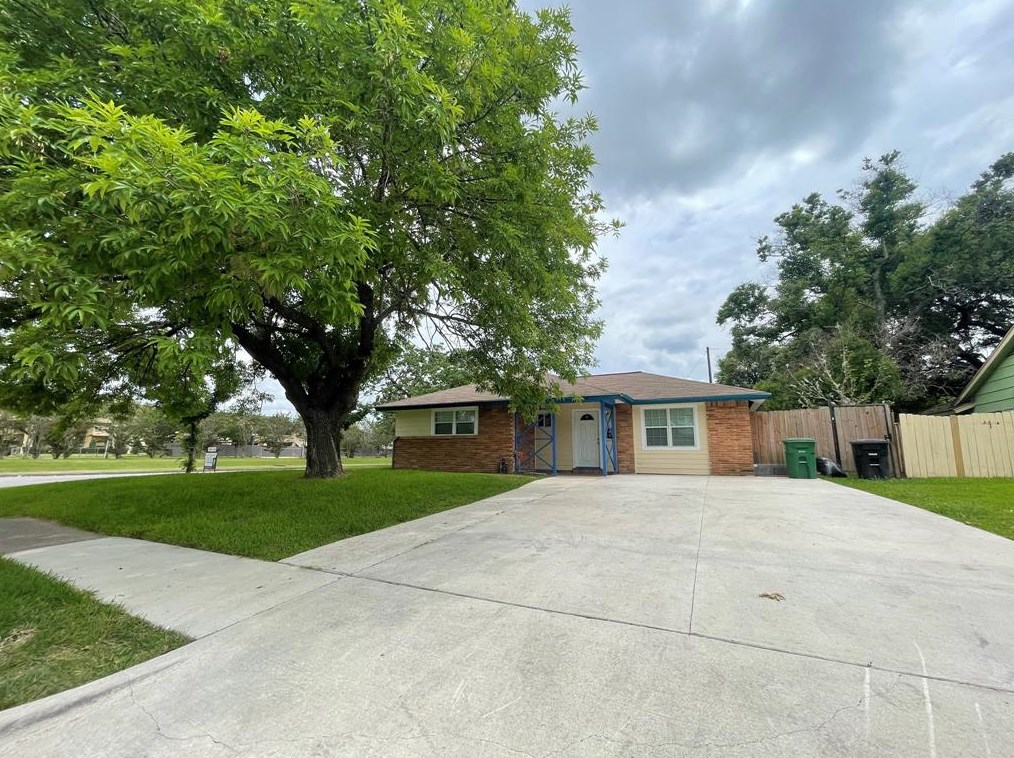8626 Glenbrae St, Houston, TX 77061