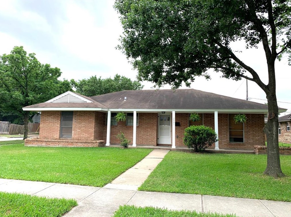 7901 Ridgeview Dr, Houston, TX 77055-1512