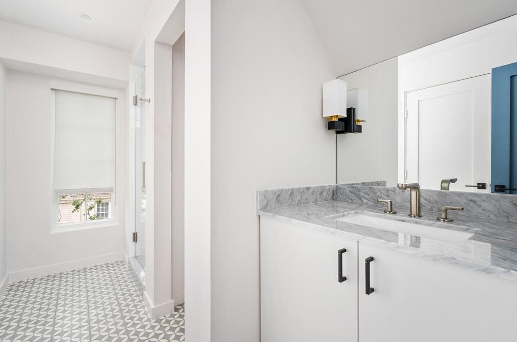 2209 Pine Valley Dr, Houston TX  77019-3510 exterior