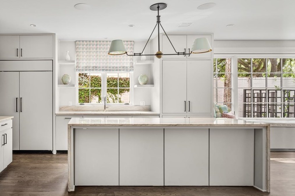 2209 Pine Valley Dr, Houston TX  77019-3510 exterior