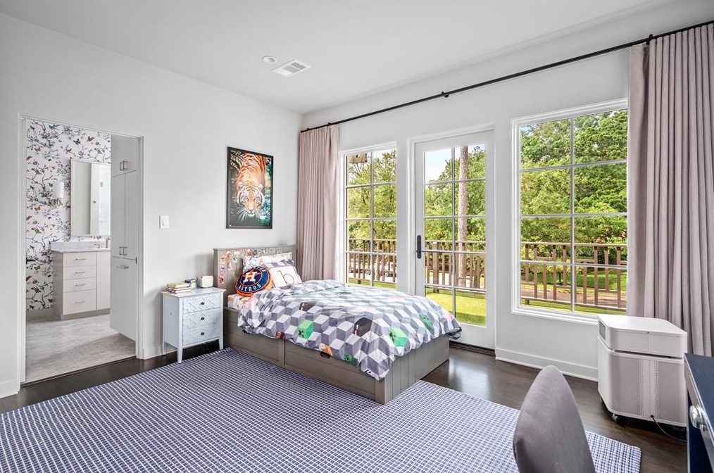 2209 Pine Valley Dr, Houston TX  77019-3510 exterior