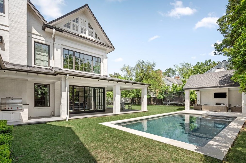 2209 Pine Valley Dr, Houston TX  77019-3510 exterior