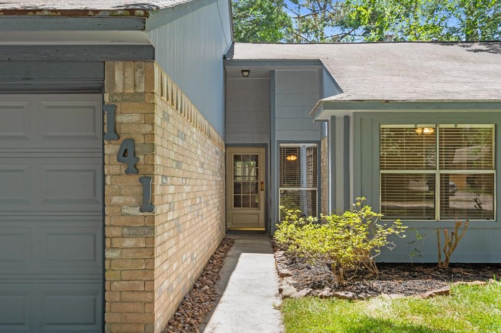 141 Woodstock Circle Dr, Spring TX  77381-3701 exterior
