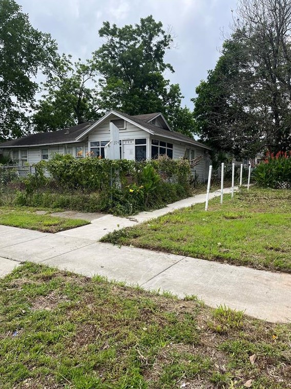 204 N 2nd Street N, Conroe, TX 77301