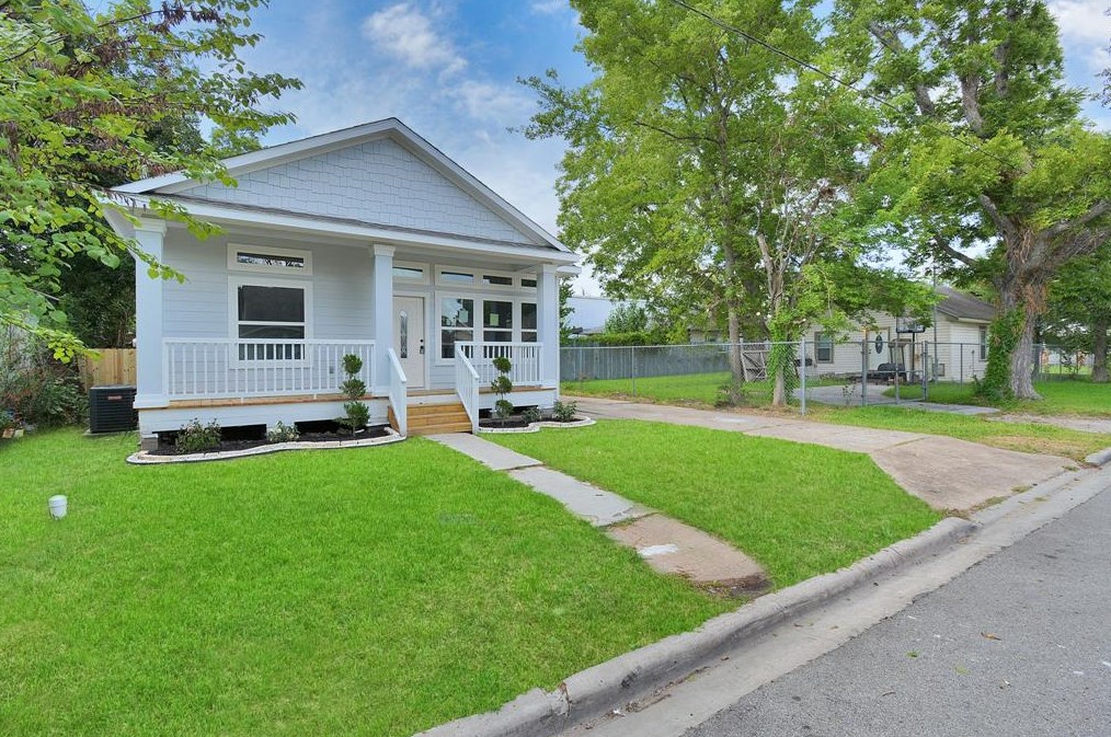 1210 Bigelow St, Houston, TX 77009-6307