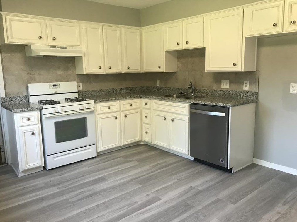 5622 Southbrook Dr, Houston, TX 77033-3221