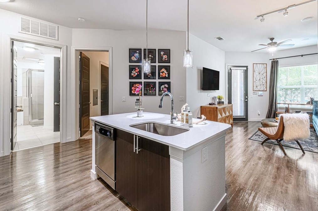 7600 Kirby Dr #124, Houston, TX 77030