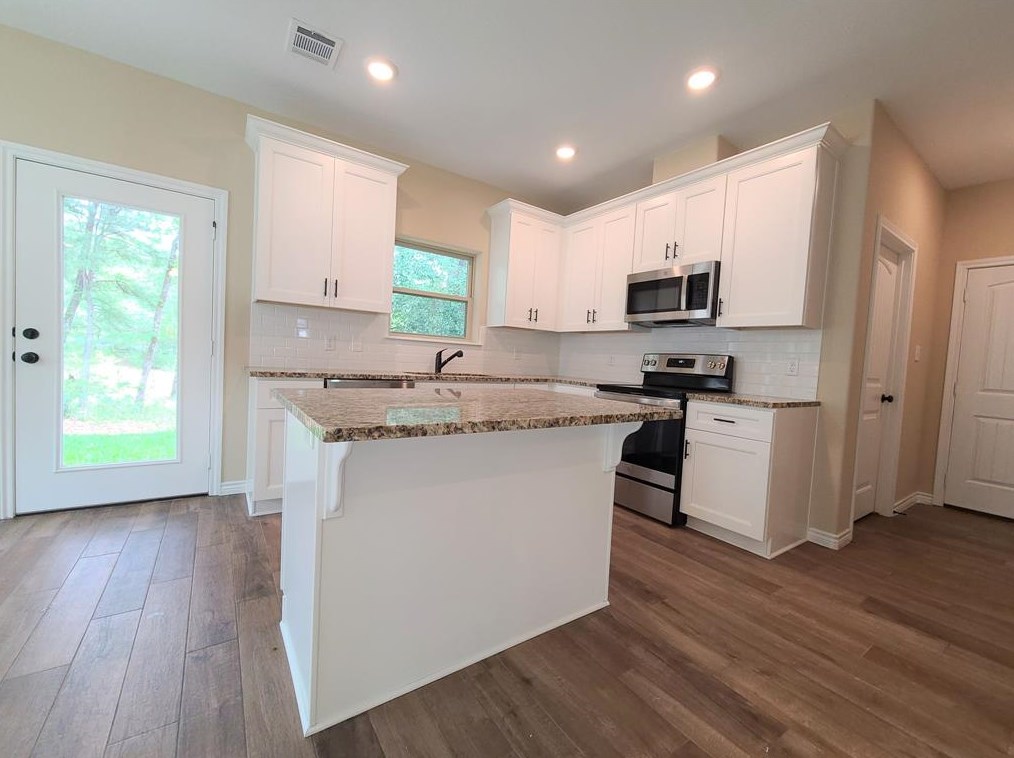 74 Hillsborough Dr, Huntsville, TX 77340