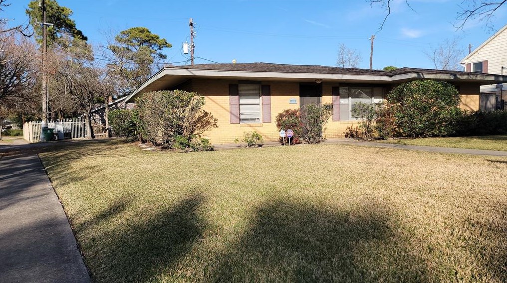 6403 Pinehurst Dr, Houston, TX 77023-3329