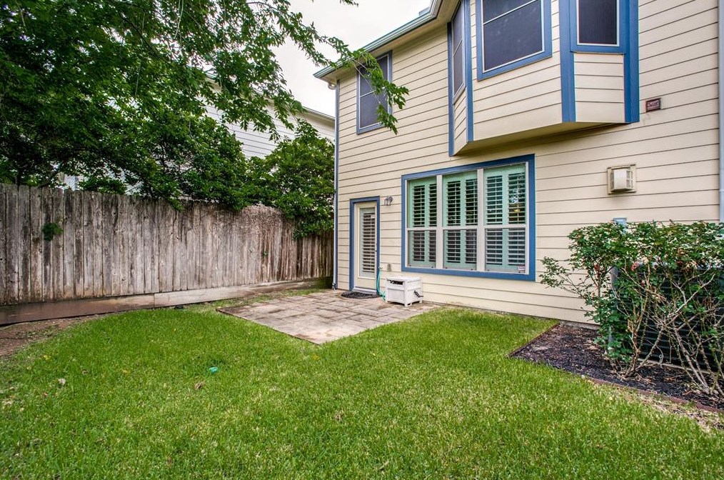 5211 Larkin St, Houston TX 77007-1922 exterior