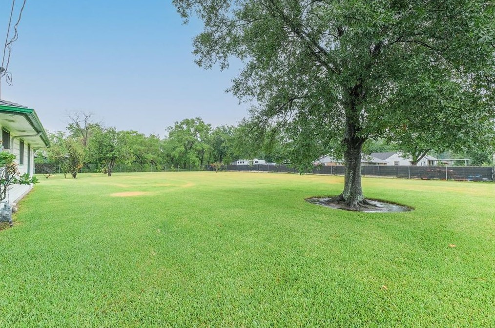 7833 Bonaire St, Houston TX  77028-5211 exterior