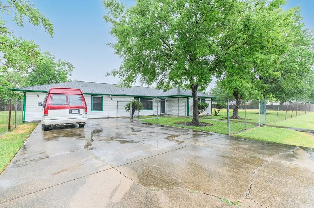 7833 Bonaire St, Houston TX  77028-5211 exterior