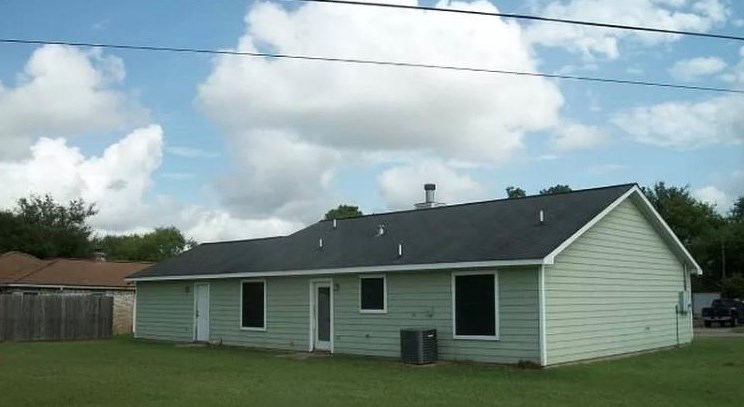 98 Meadowlark Ln, Angleton, TX 77515