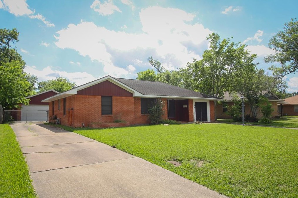 106 Mimosa St, Richwood TX  77531-4326 exterior