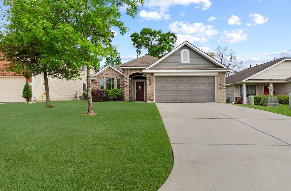 958 Oak Falls Dr, Panorama Village, TX 77378