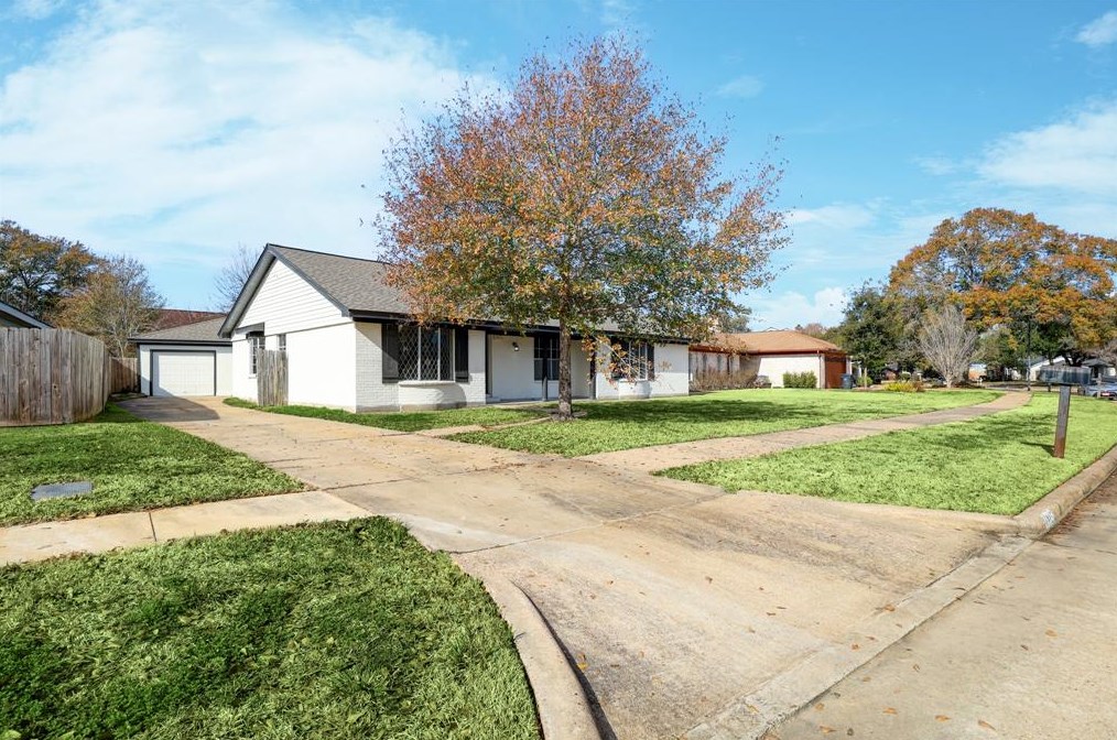 1415 Hitherfield Dr, Sugar Land, TX 77498