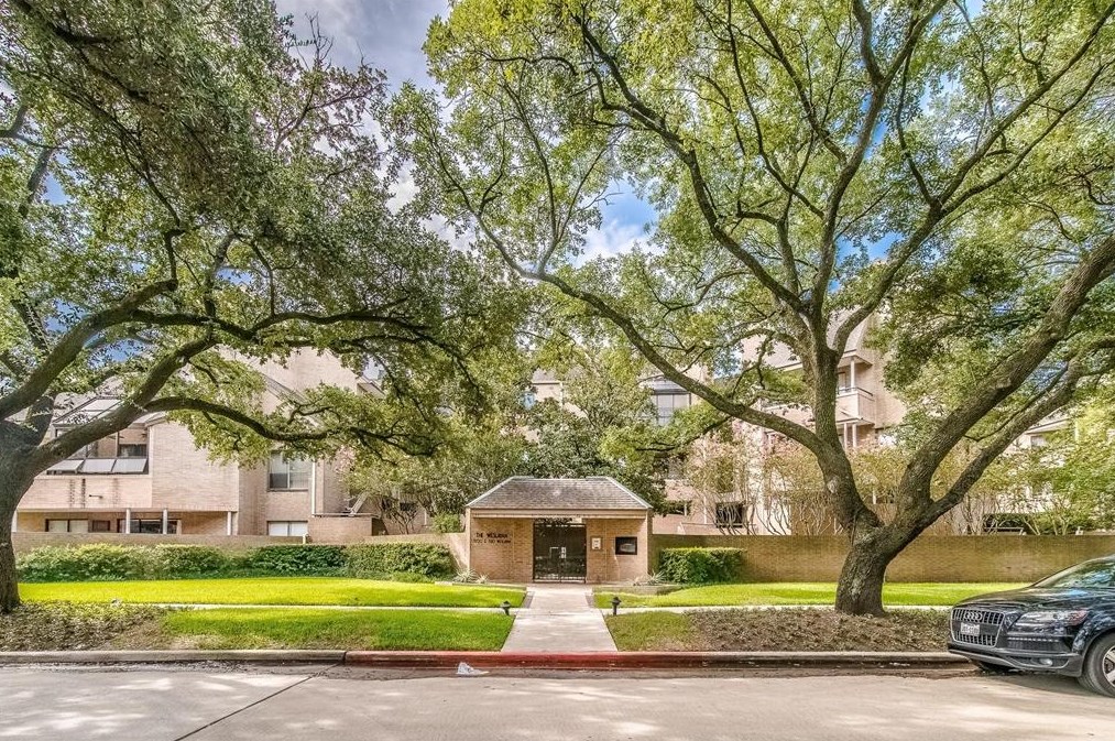 5200 Weslayan St, Houston, TX 77005-1094
