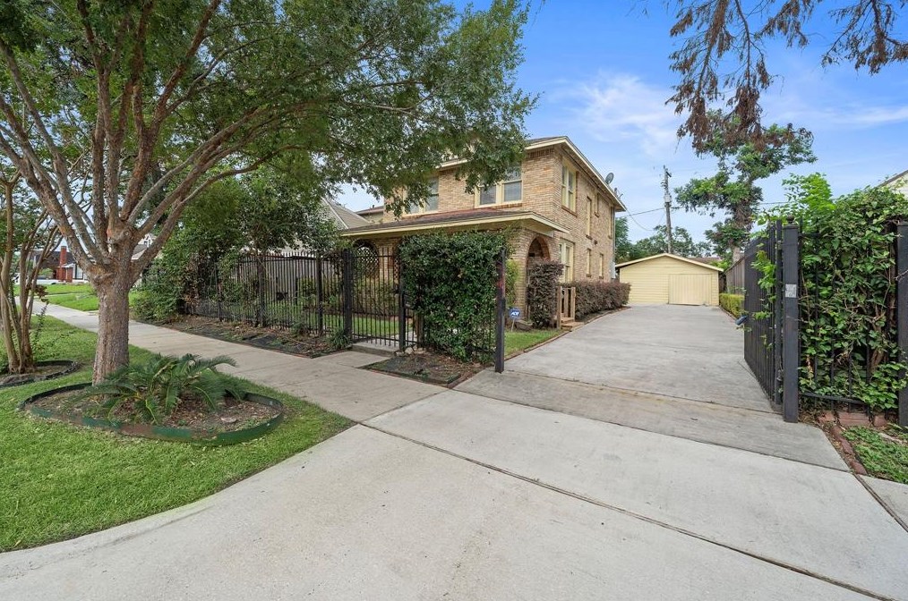 2416 Wilshire St, Houston, TX 77023-5244