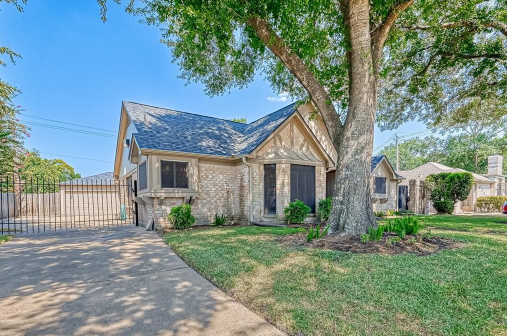 7818 Maple Tree Dr, Houston, TX 77088-5531