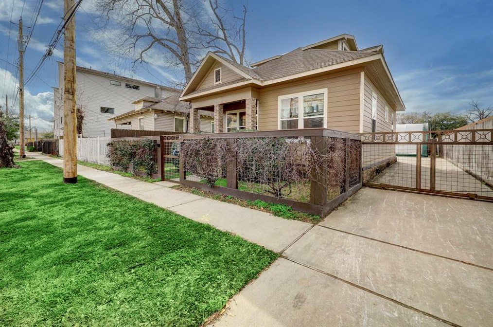 2411 Everett St, Houston, TX 77009