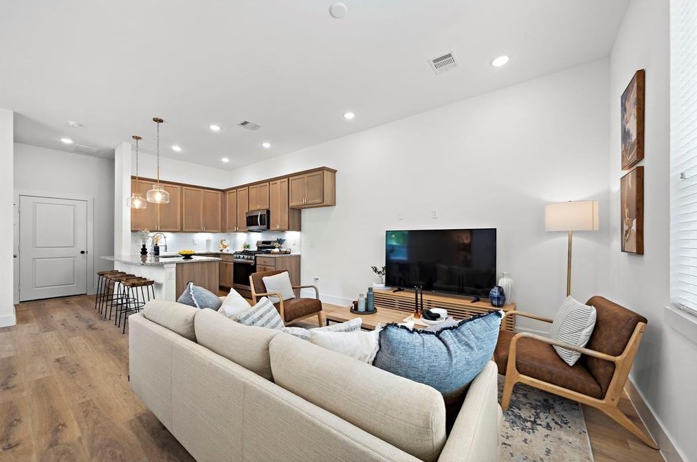 1586 W Tidwell Rd, Houston, TX 77091