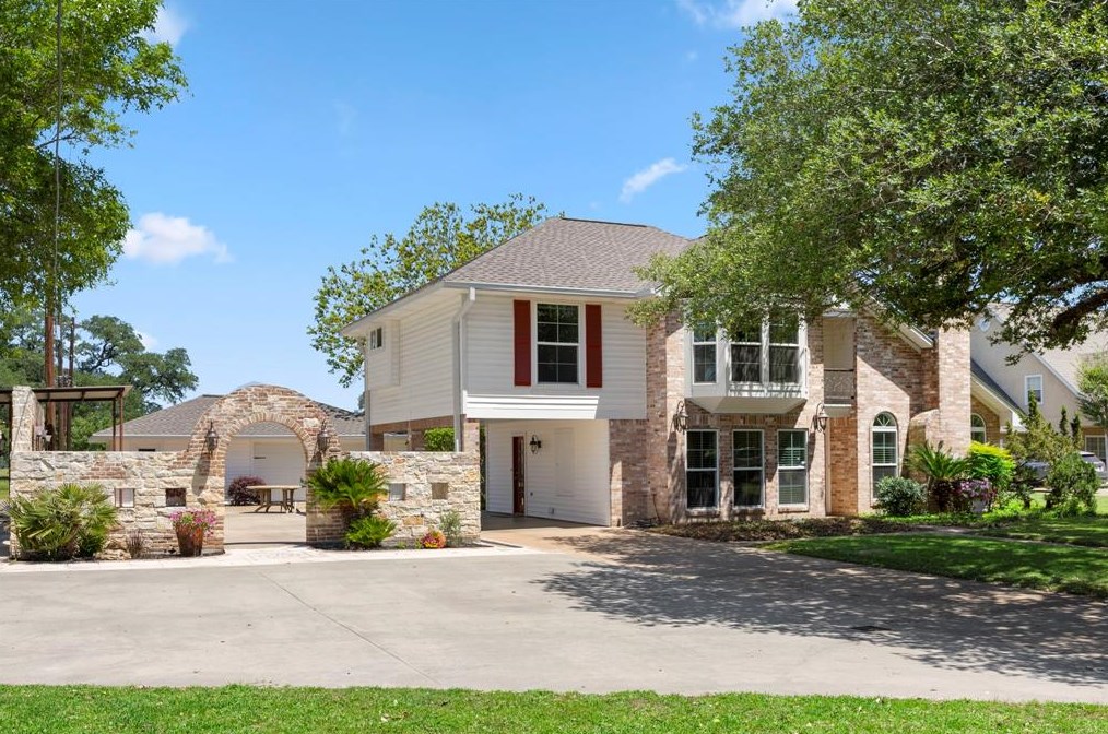 1040 Shirley Oaks Street W, Columbus, TX 78934