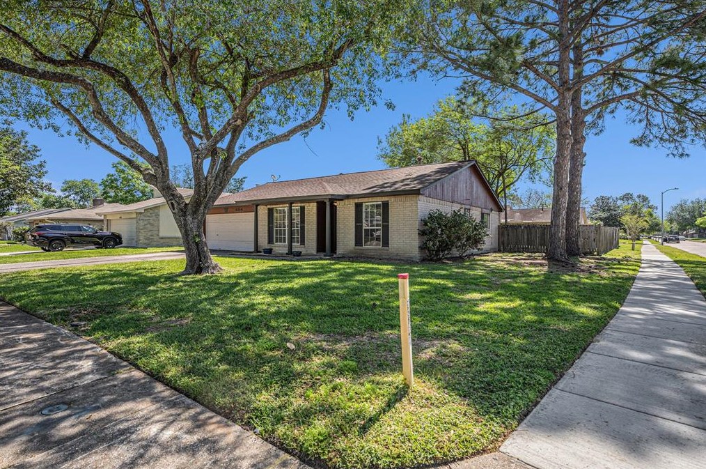 454 Buoy Rd, Houston, TX 77598
