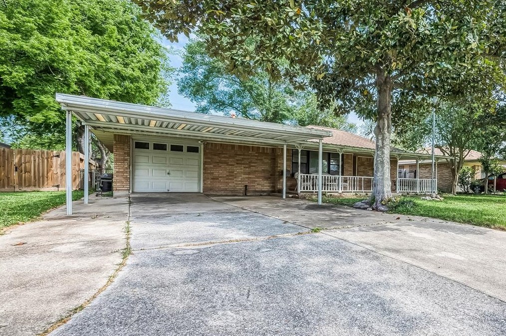 404 Long Dr, Baytown, TX 77521-4511
