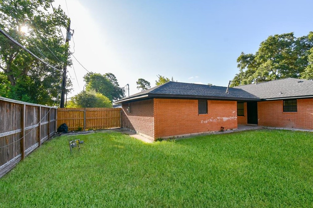 13923 Woodforest, Houston TX 77015 exterior