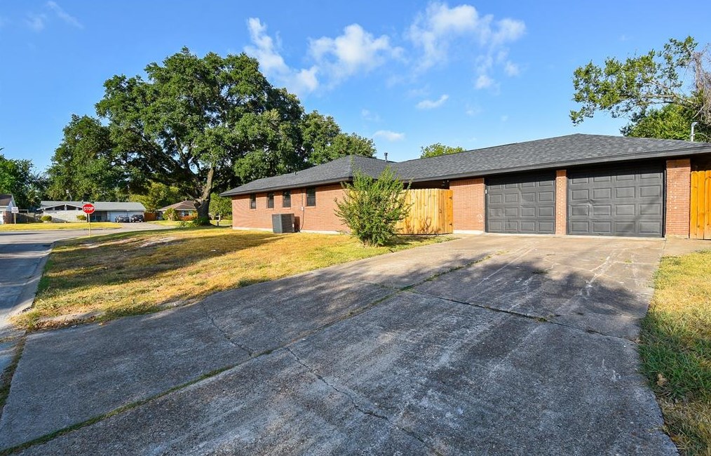 13923 Woodforest, Houston TX 77015 exterior