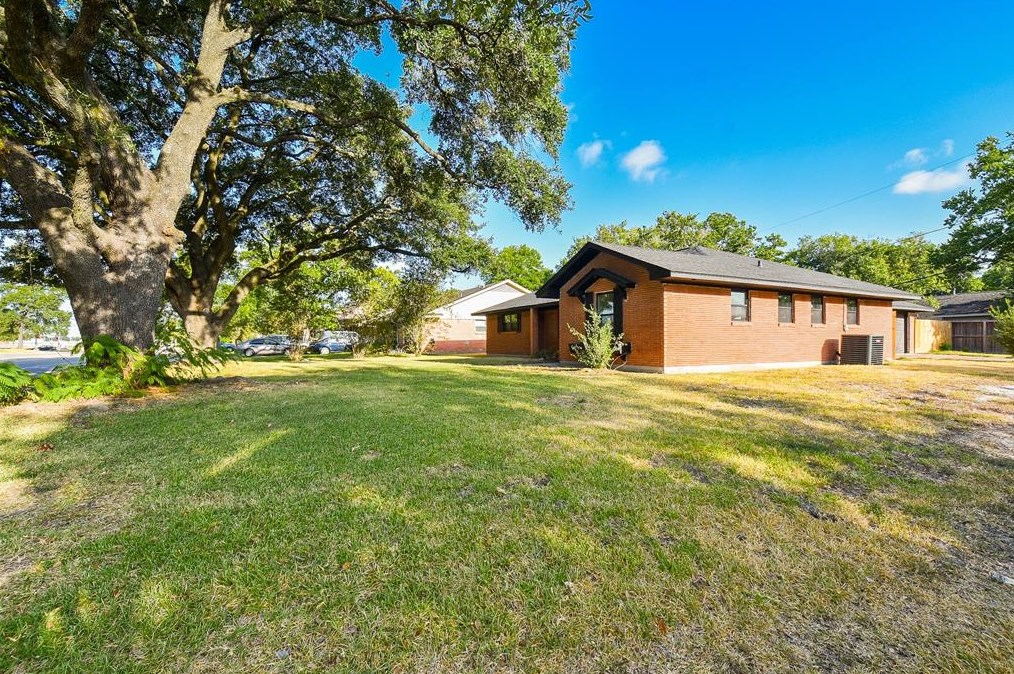 13923 Wood Forest Blvd, Houston, TX 77015