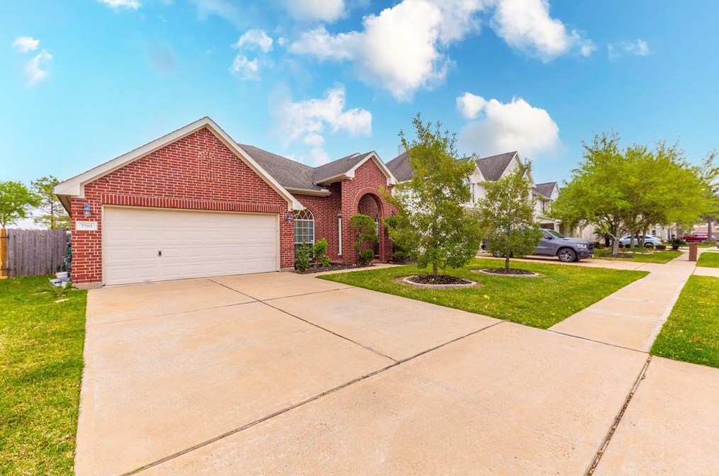 2201 Signal Hill Dr, Pearland, TX 77584-1672
