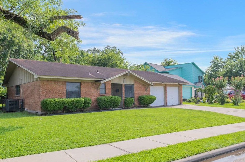 4011 Wuthering Heights Dr, Houston, TX 77045