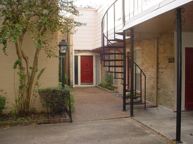 1716 Wroxton Ct, Houston TX  77005-1717 exterior