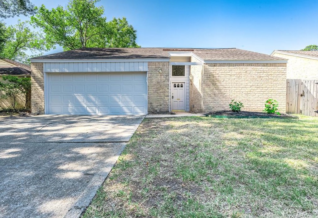 17207 Sugar Meadow Dr, Houston TX  77090-2209 exterior