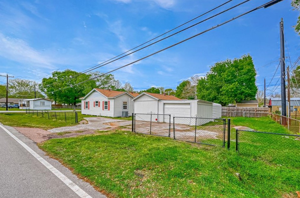 100 Begonia Ln, Highlands, TX 77562