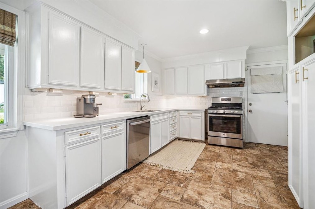 7718 Edgeway Dr, Houston TX  exterior