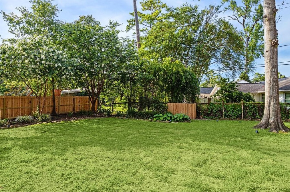7718 Edgeway Dr, Houston TX  exterior