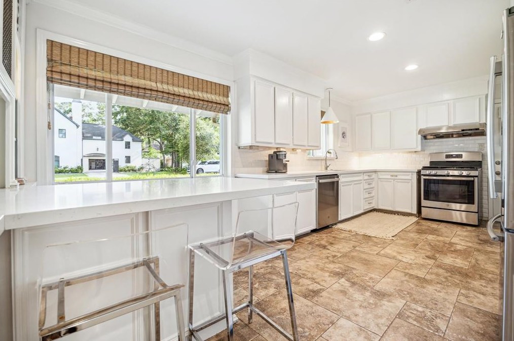 7718 Edgeway Dr, Houston TX  exterior