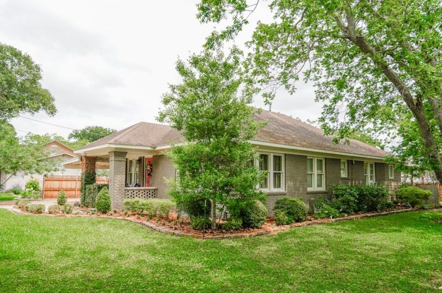 707 Heights St, Jones Creek, TX 77437-4135