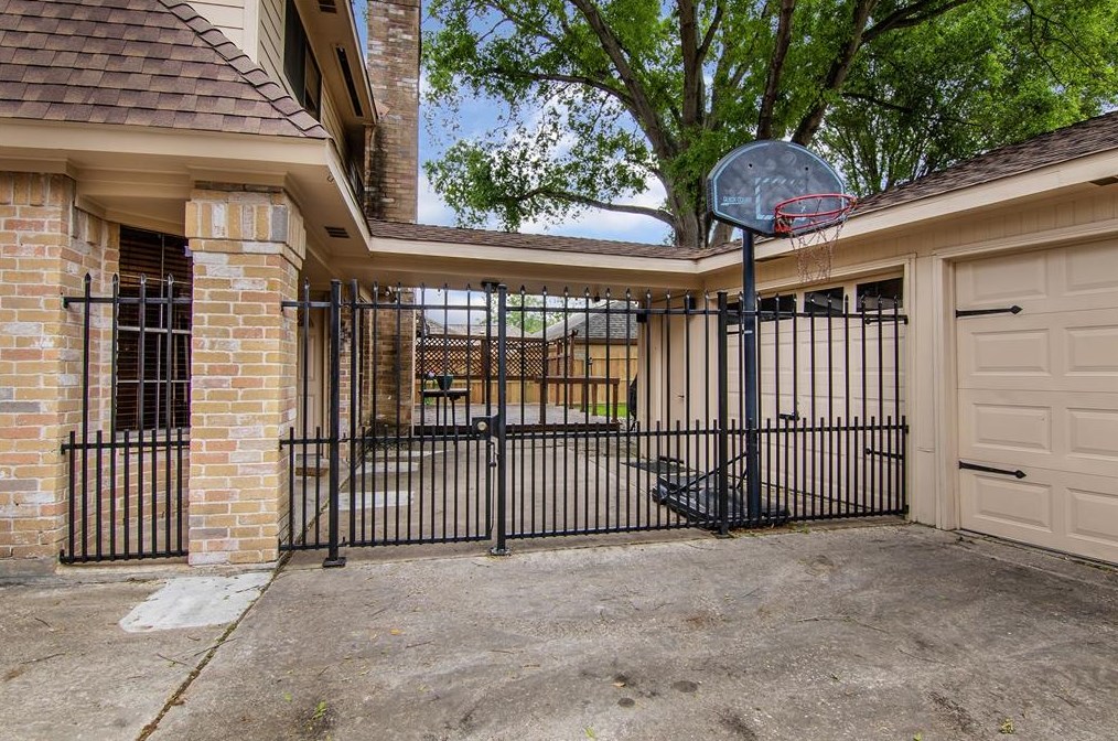 10002 Sagemark Dr, Houston TX  77089-5028 exterior