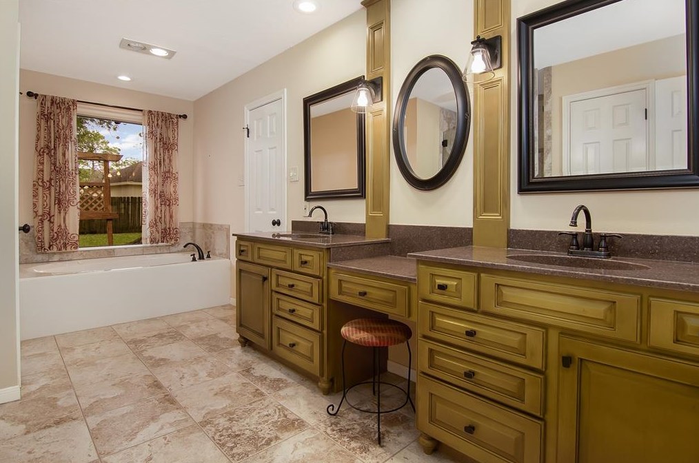 10002 Sagemark Dr, Houston TX  77089-5134 exterior