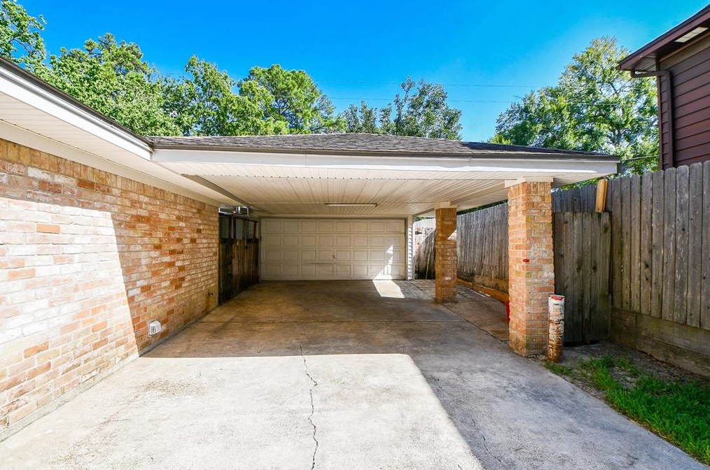 5815 Pinewood Spg Dr, Houston TX  77066-2809 exterior