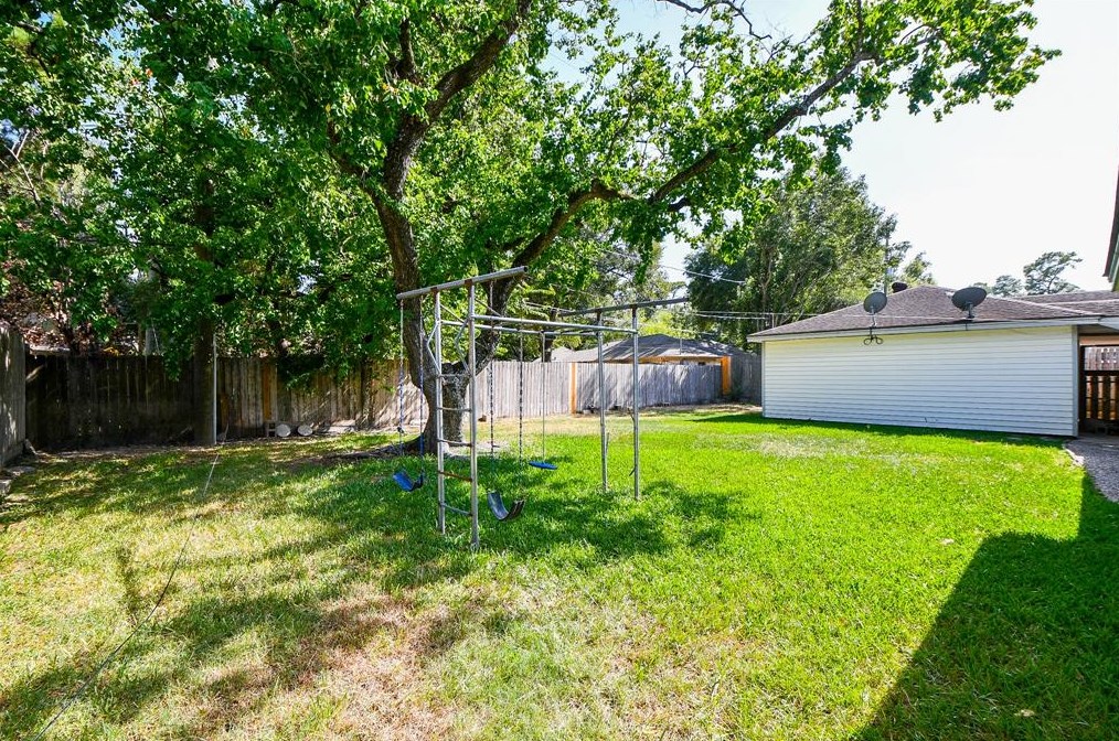 5815 Pinewood Spg Dr, Houston TX  77066-2809 exterior